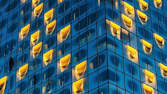 Versionslogo mb WorkSuite 2019 - abstrakter Bildausschnitt der Fassade der Hamburger Elbphilharmonie in den Farben blau und gelb