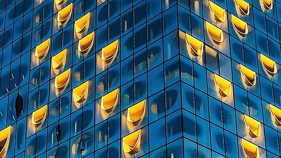 Versionslogo mb WorkSuite 2019 - abstrakter Bildausschnitt der Fassade der Hamburger Elbphilharmonie in den Farben blau und gelb  