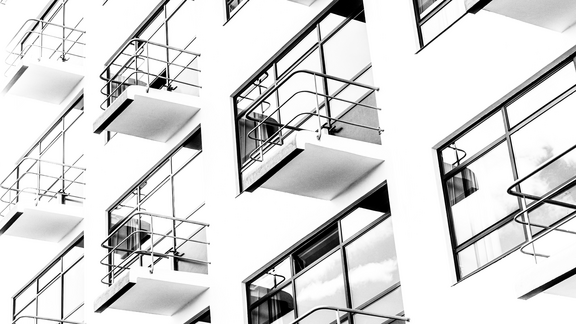 Versionslogo mb WorkSuite 2020 - abstrakte, schwarz-weiße Darstellung mehrer Balkone und Fenster  