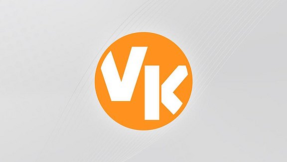 VarKon Logo - ein orangefarbener Kreis mit den weißen Buchstaben V und K. Hier ist es auf einem rechteckigen grauem Hintergrund abgebildet. 