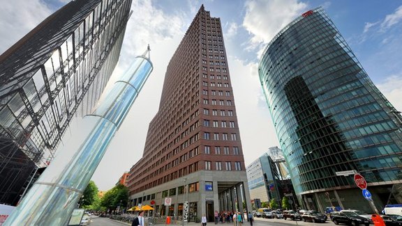 Versionslogo mb WorkSuite 2014 Versionslogo mb WorkSuite 2014 - In Froschperspektive fotografierter Blick auf drei Hochhäuser am Potsdamer Platz in Berlin