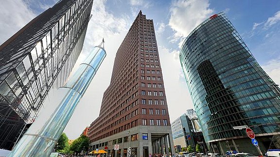 Versionslogo mb WorkSuite 2014 - In Froschperspektive fotografierter Blick auf drei Hochhäuser am Potsdamer Platz in Berlin 