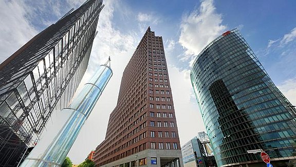 Versionslogo mb WorkSuite 2014 - In Froschperspektive fotografierter Blick auf drei Hochhäuser am Potsdamer Platz in Berlin   