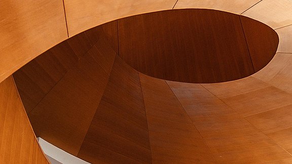 Versionslogo mb WorkSuite 2022 - Ausschnitt eines Treppenhauses der Art Gallery Ontario  