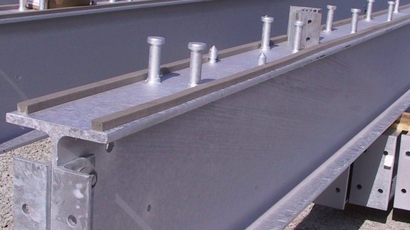 Produktbroschüre CoStruc Titel der Produktbroschüre CoStruc. Zu sehen ist ein Stahlverbundträger.